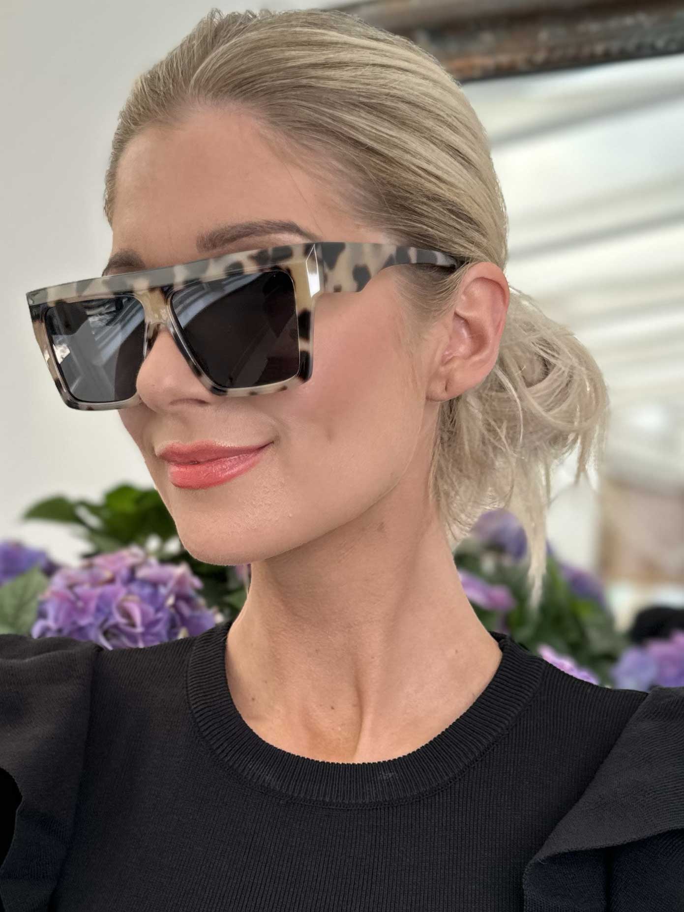 Odessa - Fyrkantiga solglasögon med platt topp - Beige leo